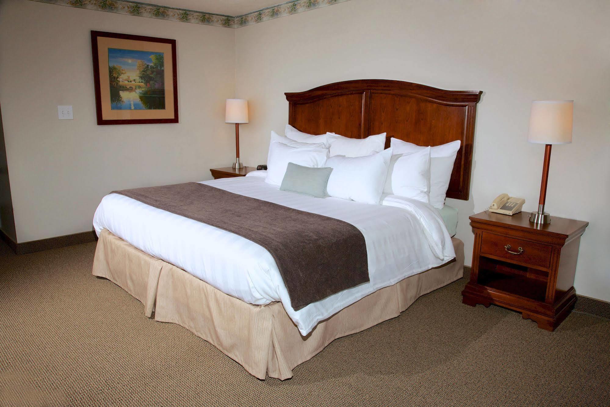 Holiday Hill Inn & Suites Dennisport Buitenkant foto